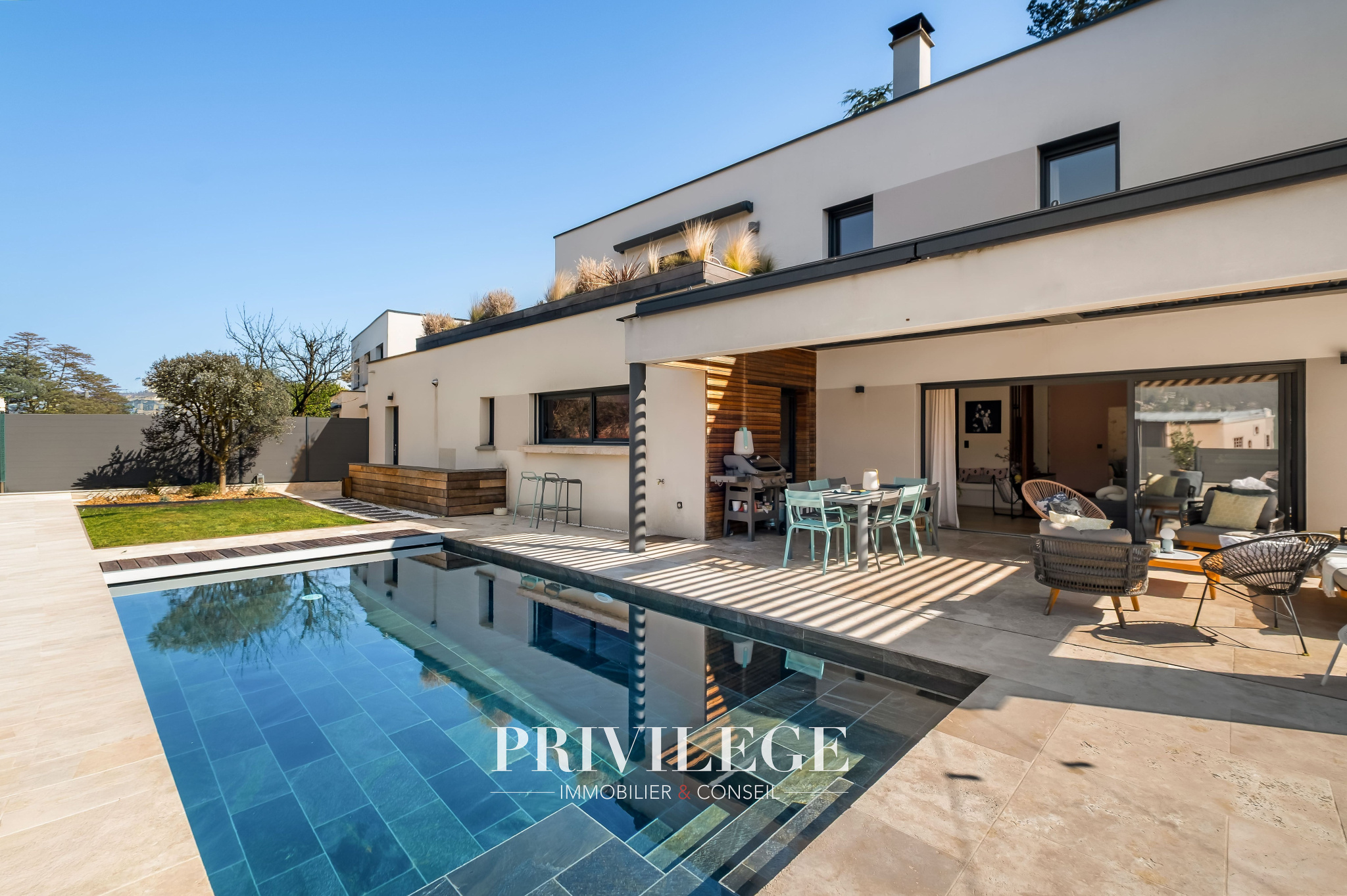 Maison d'architecte de 242 m2 avec vue et piscine