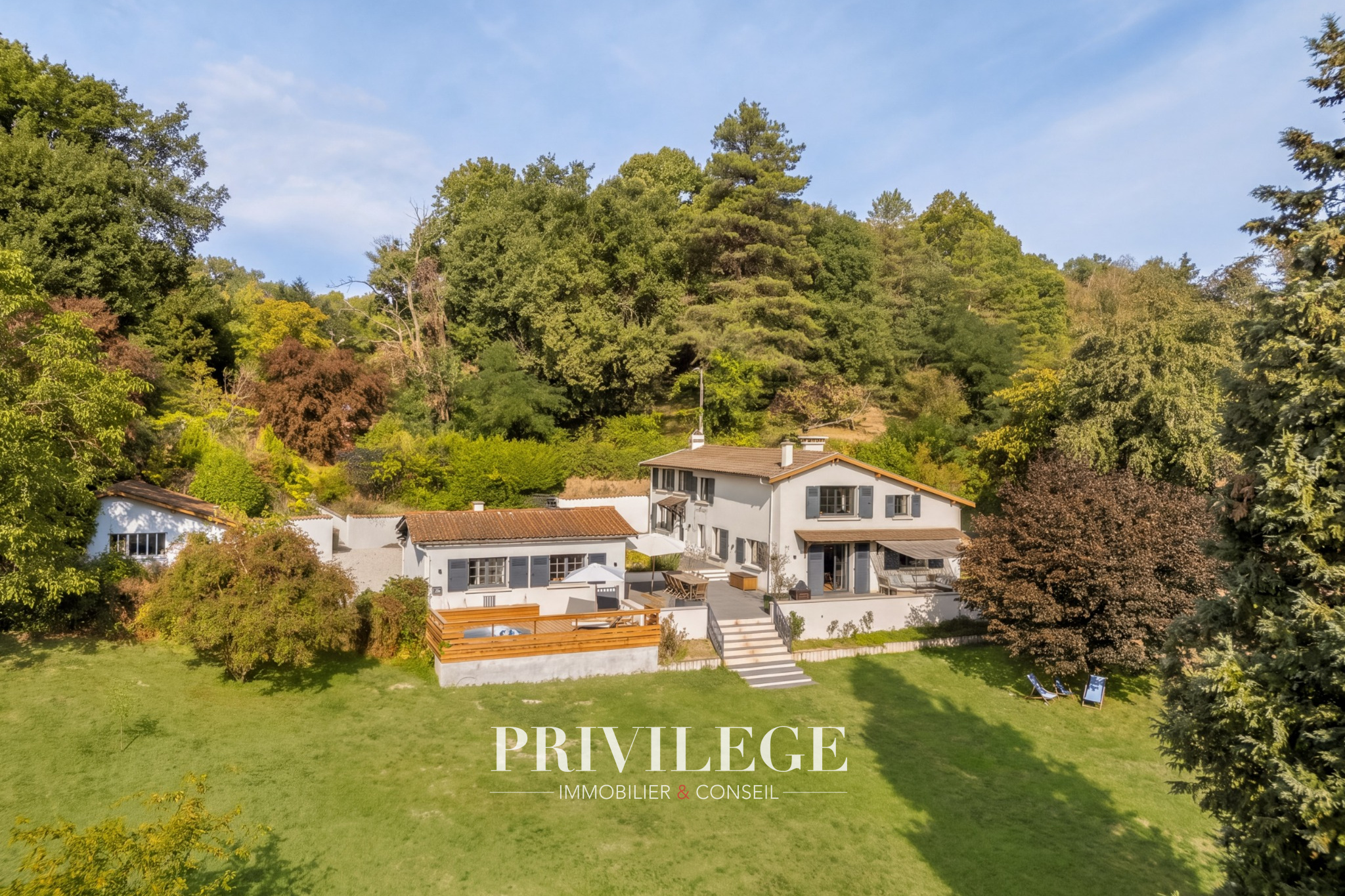 Reyrieux   Maison de charme rénovée, dépendance et 4 300 m2 de nature