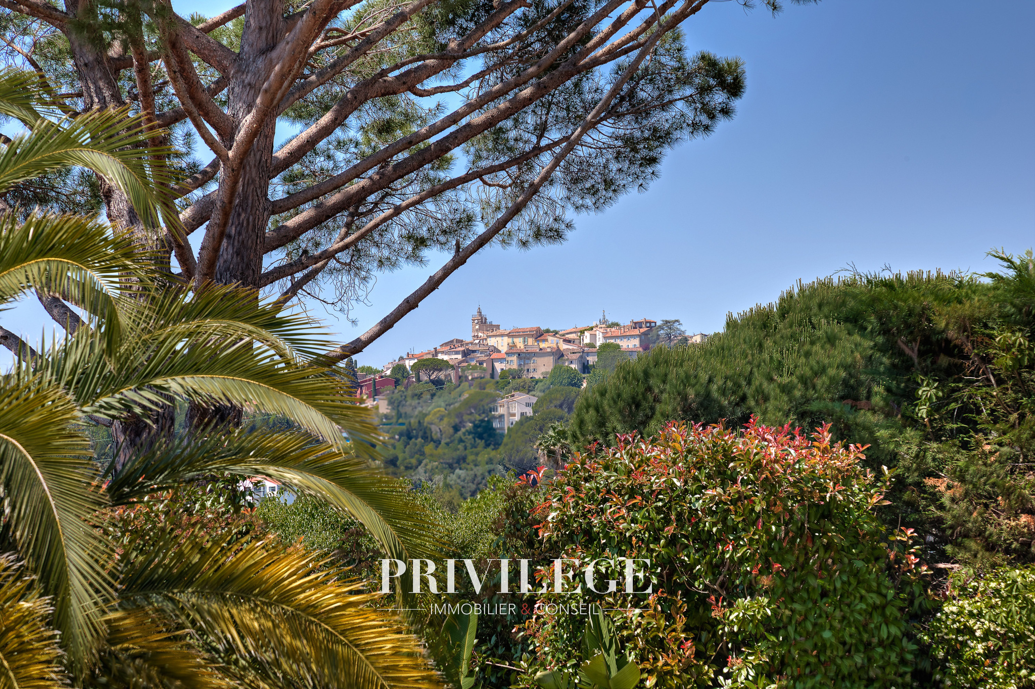 Mougins   Élégance contemporaine au cœur d'un domaine privé d'exception