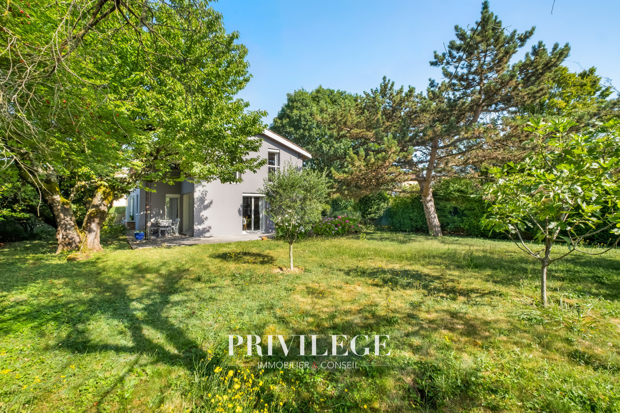 Chassieu   Maison familiale de 145 m2 avec jardin de 709 m2 à proximité du centre