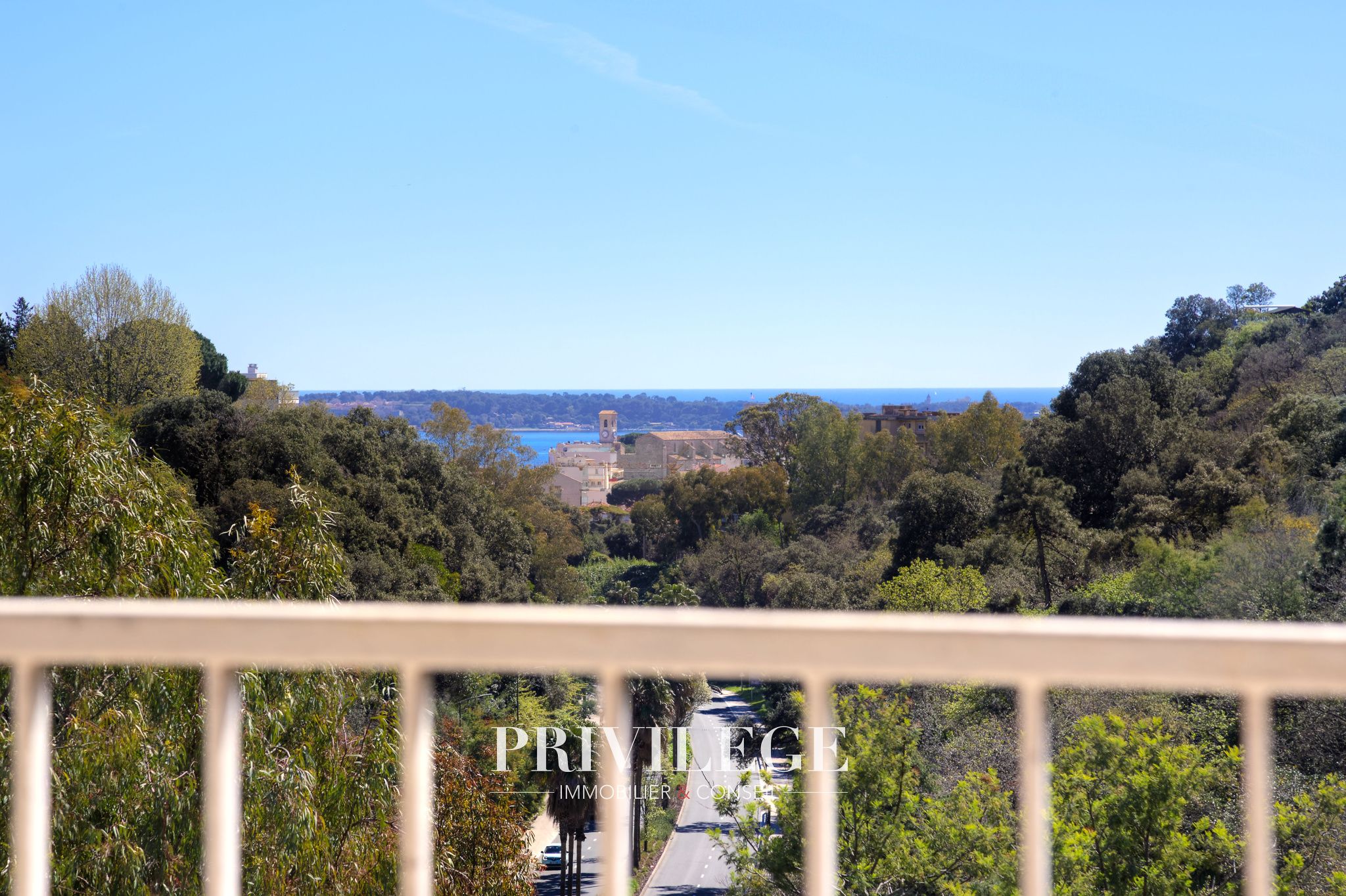À Vendre   3 pièces lumineux avec terrasse Sud et vue mer   Cannes, quartier du Riou