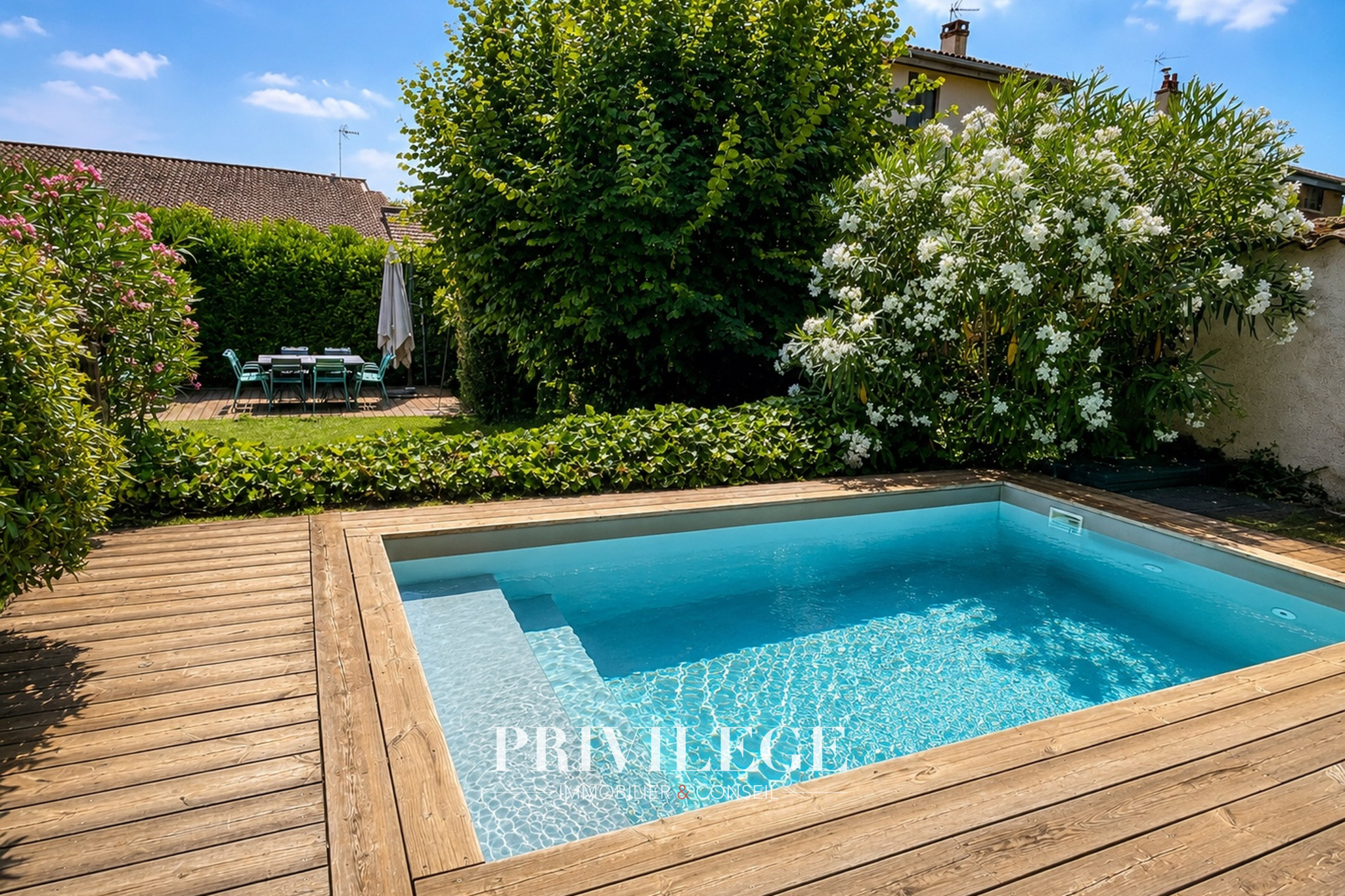 Maison 19ème rénovée au coeur de Collonges- jardin et piscine