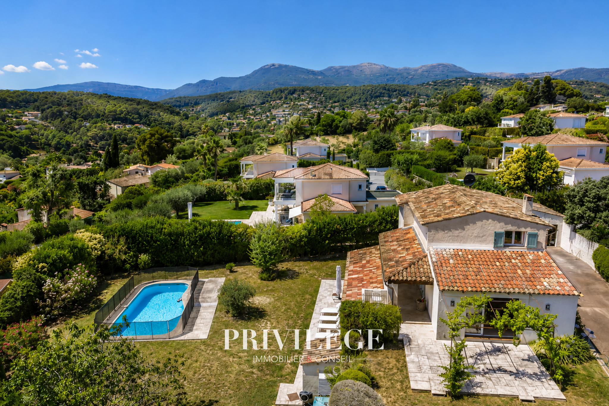 La Colle-sur-Loup   Villa familiale de plus de 200 m2 avec piscine, terrain de 1 500 m2