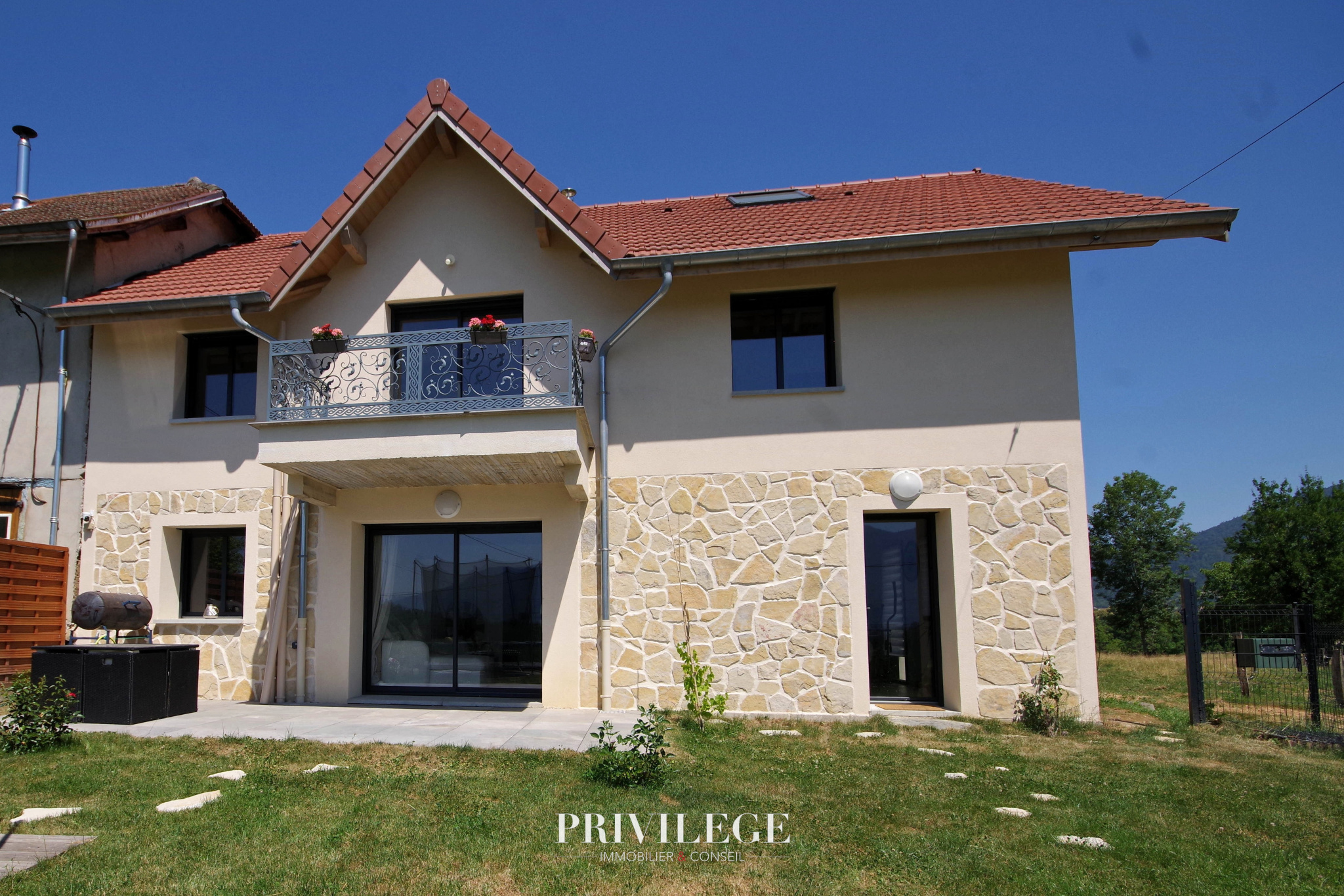 Maison entièrement rénovée en 2025   Environnement privilégié à proximité du lac d'Aiguebelette
