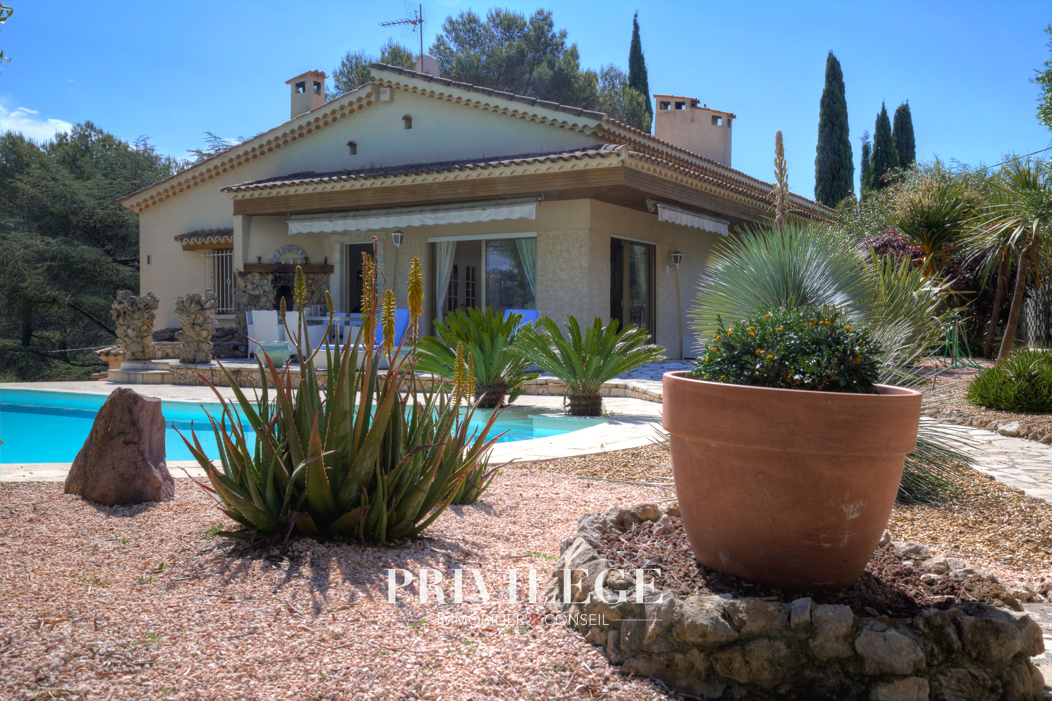 MOUGINS   VILLA FAMILIALE DE SIX CHAMBRES, PISCINE ET VUE DÉGAGÉE