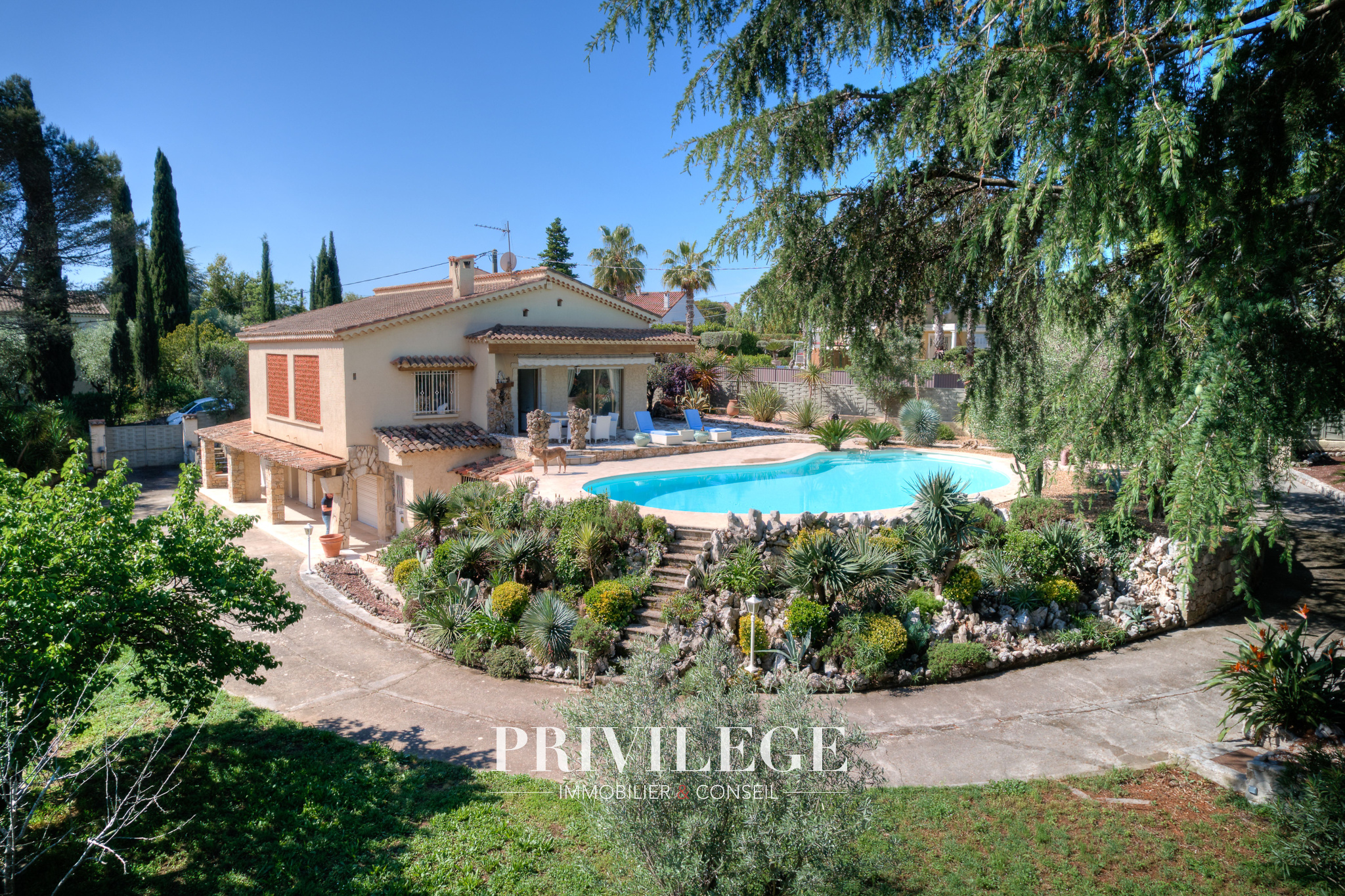 Villa familiale avec 6 chambres, piscine et vue dégagée à Mougins