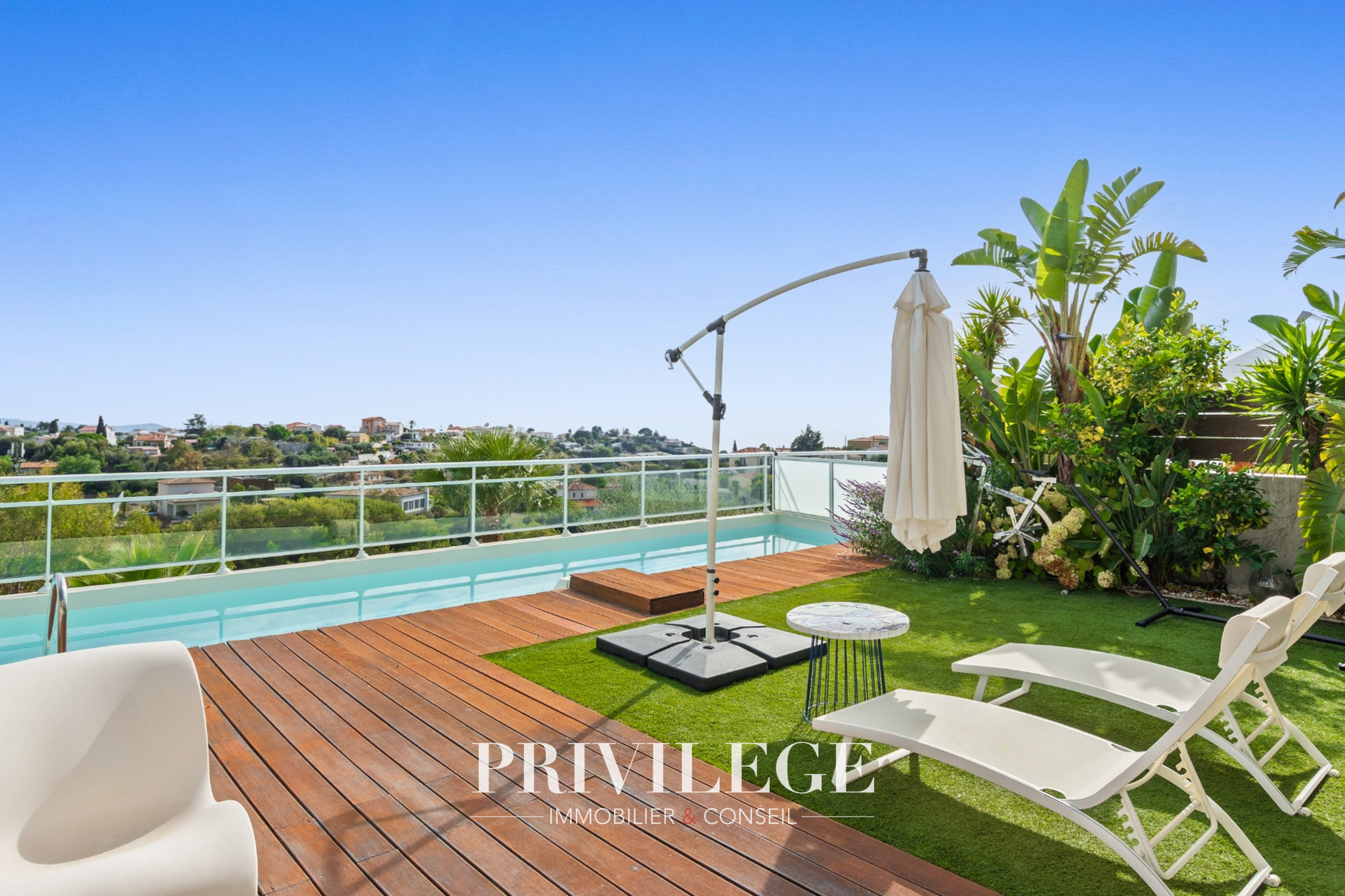 NICE   VILLA CONTEMPORAINE AVEC PISCINE, VUE DÉGAGÉE ET APERÇU MER   DOMAINE SÉCURISÉ