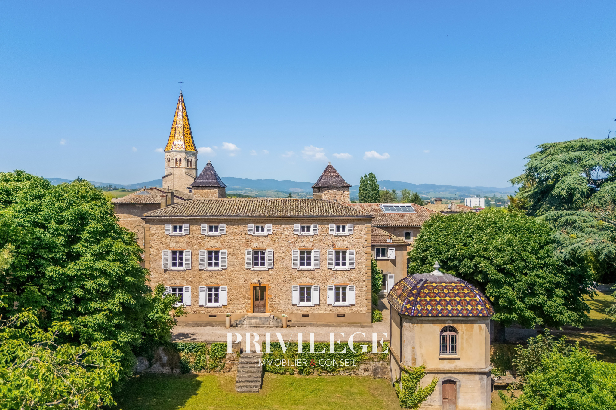 DEMEURE HISTORIQUE D’EXCEPTION AUX PORTES DE LYON