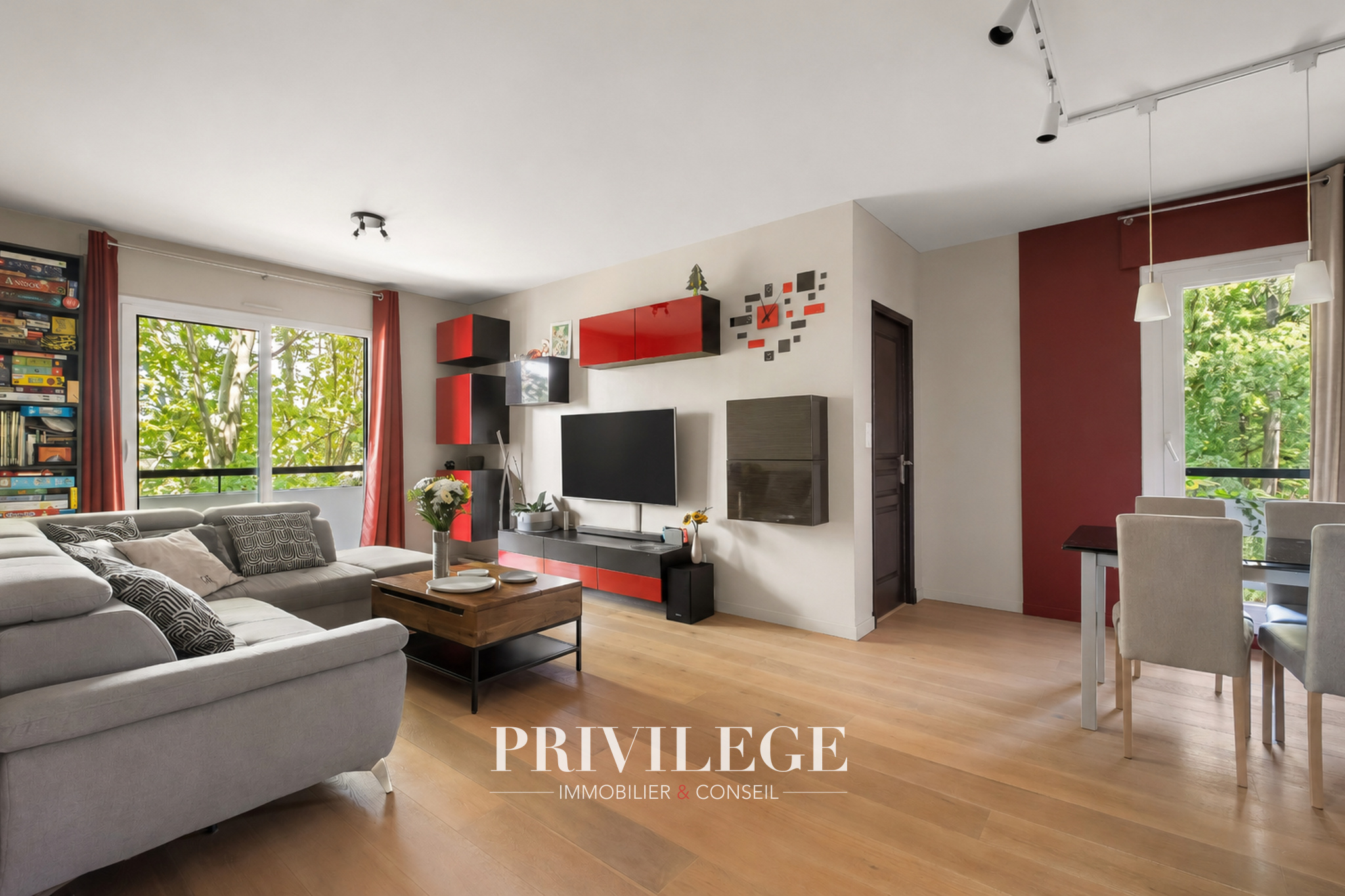 Appartement 3 pièces avec deux balcons et vue sur la végétation