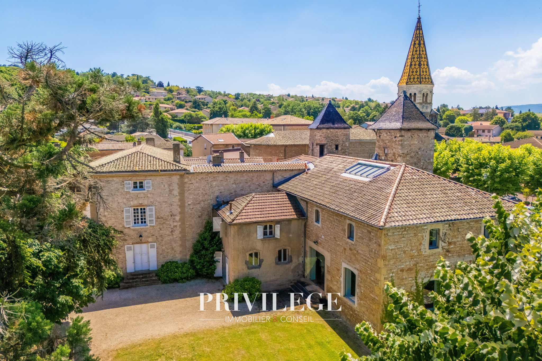 LOFT D'EXCEPTION DE PLUS DE 300 M2 AVEC PISCINE ET JARDIN PRIVATIF